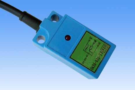 HL-S20-N8TC 电感式小方型非埋入式接近开关